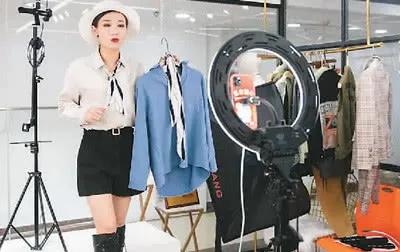 聘请的模特在湖南株洲市芦淞欧洲城服饰市场,通过网络直播销售服装